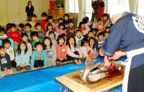 手際よくさばかれるタラを興味深そうに見入る園児たち