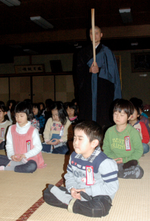 座禅に挑戦する若草幼稚園の年長児