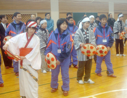 一條小と東村の児童が一緒に花笠音頭を舞い交流＝30日