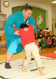 出身保育園の園児たちと触れ合う上林。十両昇進に地元の期待も高まる＝今年2月、新形保育園