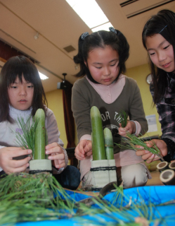 児童たちが松などを飾り付けし、ミニ門松作りに取り組んだ