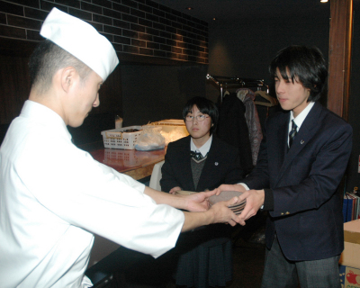 鶴高養の生徒たちが製作した皿を日本料理・椿に納品した