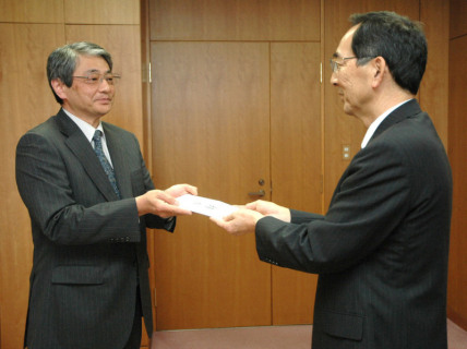 荻原会長が（左）が難波教育長に目録を手渡した