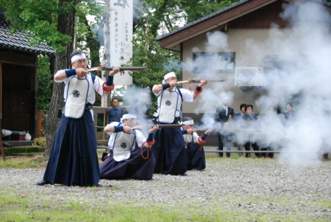 迫力ある演武を披露した砲術隊