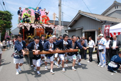 「そーれ、そーれ」と威勢よい掛け声でくねったからぐり山車