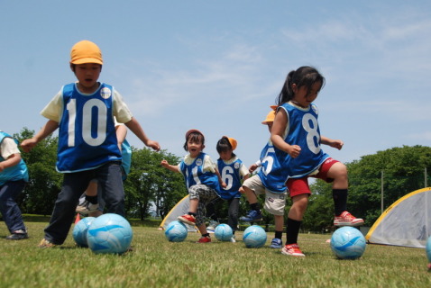 園児たちがボールタッチやミニゲームでサッカーの楽しさに触れた