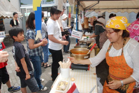 世界各国の料理の屋台が並び、お昼時には来場者が行列をつくった