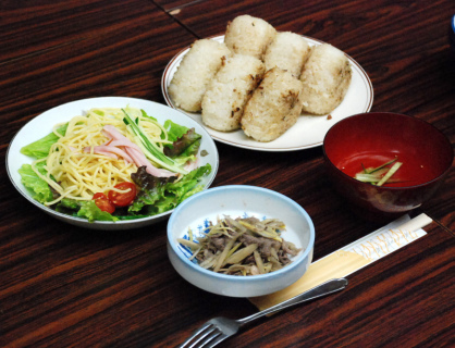 焼きおにぎり（右上）などとび魚だしを使った新メニュー