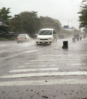 強い雨が降り、水しぶきを上げて走行する車が多く見られた＝21日午前11時45分ごろ