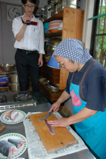 県漁協女性部加茂支部員がイナダの刺し身などを作る様子を撮影＝23日