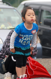 「あれ、うまく飛ばないな」。子供たちもサクランボの種飛ばしに挑戦