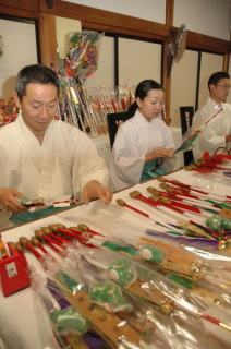 鶴岡市の荘内神社で破魔矢などの縁起物づくりが盛んに行われている