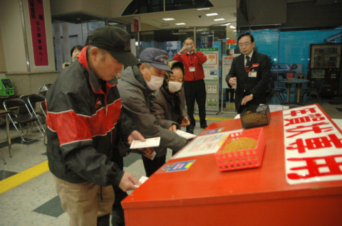 2012年用年賀状の引き受けがスタートした＝15日、鶴岡郵便局