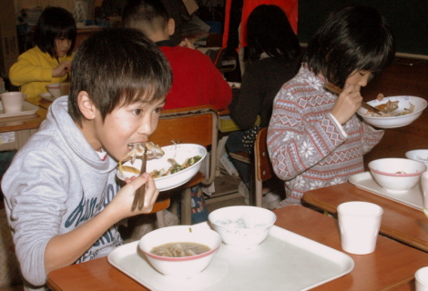 給食でハタハタを味わう児童たち