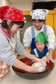 「難しいけど楽しい」。父子でそば打ちに挑戦した