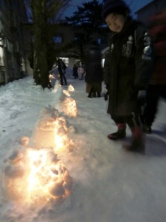 手作りの雪灯籠による淡い光が校舎を包んだ