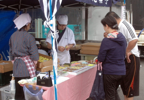 市民らが訪れ特産品を買い求めた＝19日午前