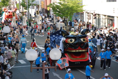 酒田市のシンボル・大獅子が練り歩き祭りはクライマックスを迎えた＝20日午後