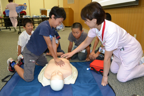 子どもたちが看護師から指導を受けながら、心肺蘇生法を学んだ