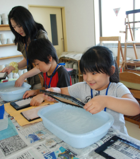 上手にできた？　子供たちが手すきのはがき作りに挑戦した