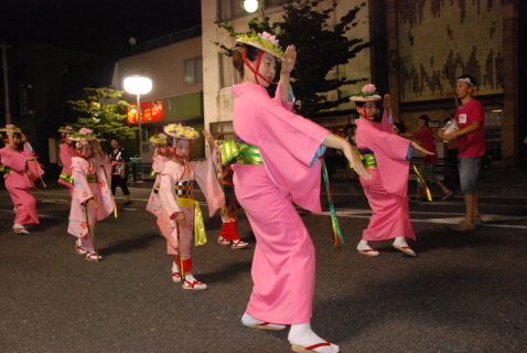 華麗な手踊りで港都の夜を彩った「酒田湊・甚句流し」