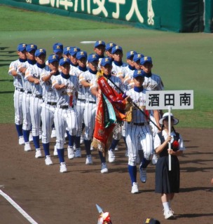 夢舞台の甲子園で堂々と入場行進する酒田南ナイン＝8日