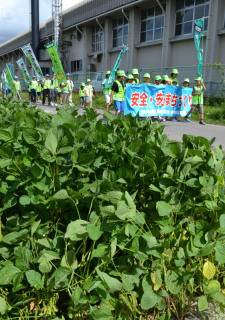 大泉小児童も参加し、だだちゃ豆の盗難防止を呼び掛けた