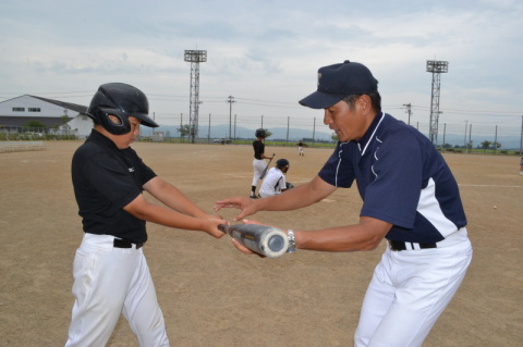 三川中野球部員が桐蔭学園高硬式野球部の坂本コーチ（右）から指導を受けた