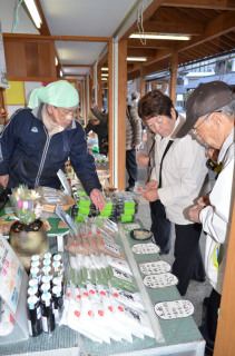 あつみ温泉の朝市が今シーズンの営業をスタートした