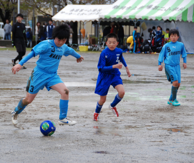 子供たちが雨上がりのグラウンドを駆け回った＝3日、朝暘二小グラウンド