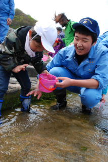 加茂水産高の生徒と保育園児が一緒にハタハタの稚魚を放流した