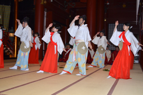 神職や巫女たちが「田舞」を奉納し、今年の豊作を祈願した