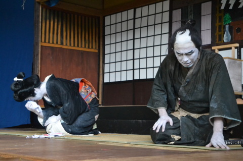 地元の演者たちが熱演を繰り広げた