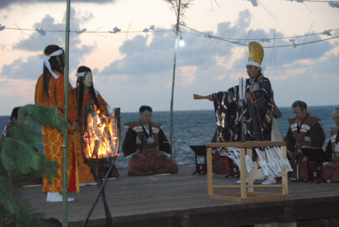 日本海に沈む夕日を背景に演じられた山戸能