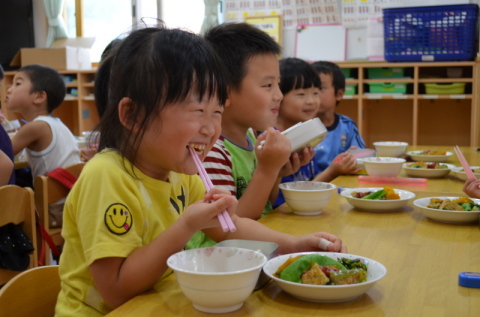 園児たちが地元産食材たっぷりの「森の産直カー給食」を味わった