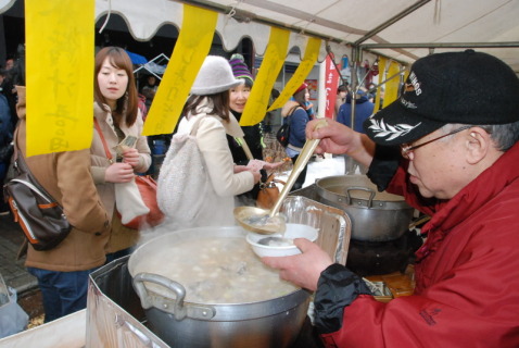 熱々の寒鱈汁を目当てに大勢の家族連れなどでにぎわった＝鶴岡市の日本海寒鱈まつり