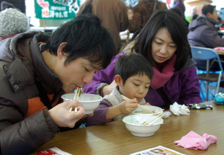 家族連れが訪れ、「鱈ふく汁」の味を堪能＝遊佐町の鱈ふくまつり