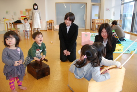 今野さん（右）、大川さん（中央）手作りの遊具が登場すると、早速子供たちが乗り込むなど大人気