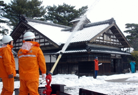 旧青山本邸で行われた防火訓練＝23日午前