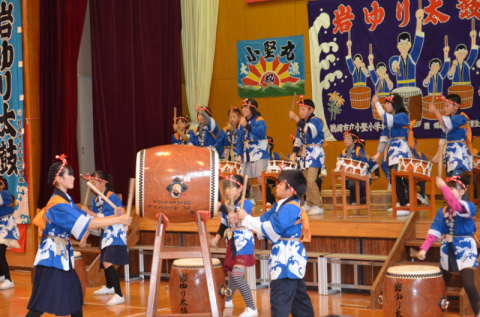 児童たちが閉校式で最後の岩ゆり太鼓を演打した