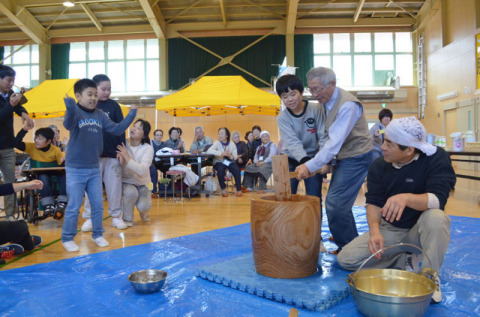 児童たちと地域住民が餅つきを通して交流を深めた