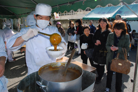 生徒たちが調理、販売した料理が人気を呼んだ味覚フェア