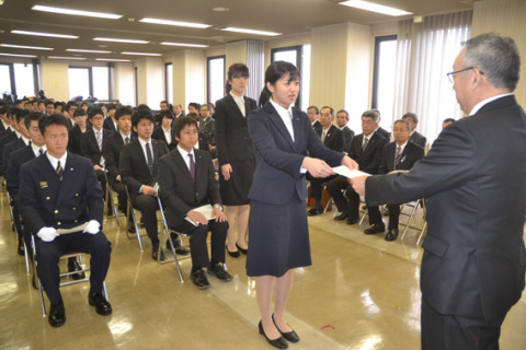 2015年度がスタート。鶴岡市役所では、榎本市長（右）から新規採用職員一人一人に辞令が手渡された