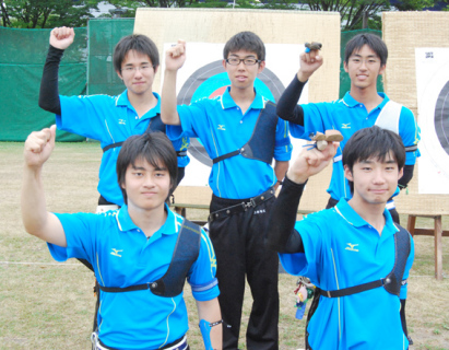 初優勝を飾った鶴岡南男子アーチェリー部