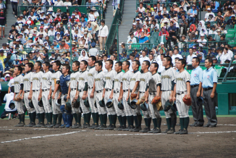 夏の大会初の校歌を歌い上げる鶴東ナイン