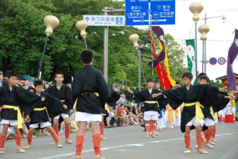 鶴岡公園周辺で披露された時代絵巻。子どもから大人まで400人を超す大名行列が練り歩いた