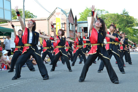 歩行者天国となった山王通りで、独創的な踊りパフォーマンスが繰り広げられた