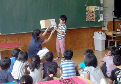 多くの小学校で2学期がスタート。児童が夏休み中の「頑張り」を発表＝20日午前、浜田小