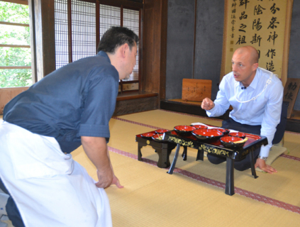 伊藤料理長（左）から精進料理の説明を聞くロベルト料理長＝20日、鶴岡市・出羽三山神社斎館