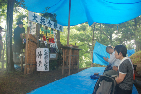 読経が響く中、施餓鬼棚に向かい祖霊を供養する参拝者たち